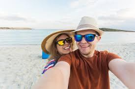 Samolot i walizka na lotnisku